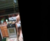 Девушка в одних трусиках на кухне а её через окно снимают